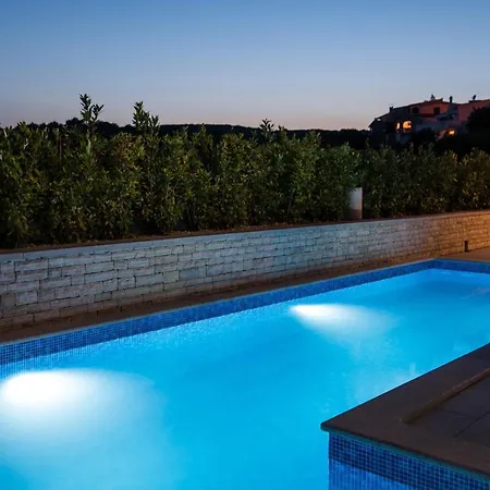 Beautiful In Krk W/ Outdoor Swimming Pool And 2 Bedrooms Appartamento Krk Town