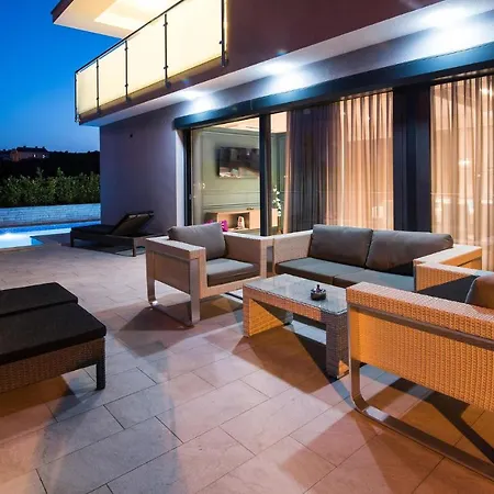 Beautiful In Krk W/ Outdoor Swimming Pool And 2 Bedrooms *