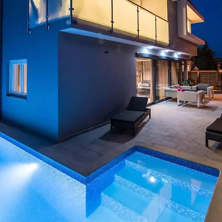 Beautiful In Krk W/ Outdoor Swimming Pool And 2 Bedrooms Appartamento Krk Town