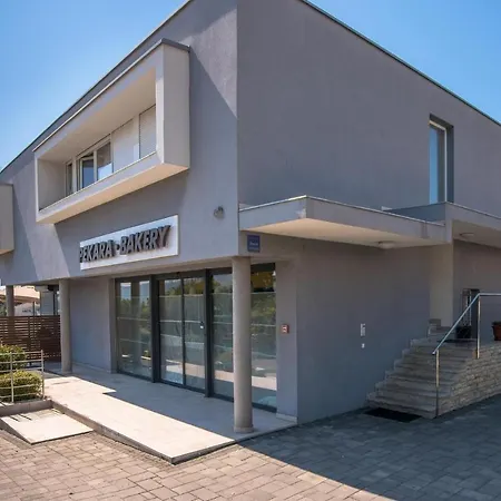 Beautiful In Krk W/ Outdoor Swimming Pool And 2 Bedrooms *